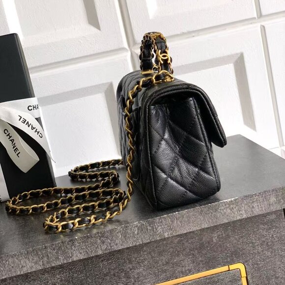 Classic CHANEL Bag: A Stylish and Versatile Choice for Elegance - Picture 3 of 6